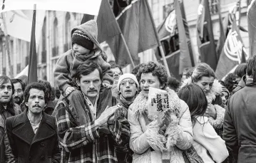 Manifestacja przed Ambasadą Polski w Paryżu, 13 grudnia 1981 r. / GABRIEL DUVAL / AFP / East News
