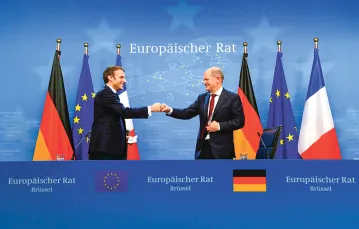 Prezydent Francji Emmanuel Macron i kanclerz Niemiec Olaf Scholz po wspólnej konferencji prasowej podczas szczytu Unii Europejskiej w Brukseli. 17 grudnia 2021 r. / JOHN THYS / AFP / EAST NEWS