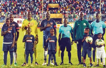 Prezydent i piłkarz George Weah (trzeci od lewej) podczas meczu Liberia-Nigeria na stadionie w Monrovii, 11 września 2018 r. / AFP / EAST NEWS