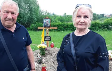 Luba i Wiktor Skrypnikowie przy grobie syna Andrija na Polu Żałoby. Drohobycz, czerwiec 2022 r. / WOJCIECH PIĘCIAK