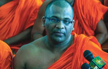 Czcigodny Galagoda Aththe Gnanasara,  sekretarz generalny Armii Buddy  w Sri Lance, podczas protestu mnichów  w Kolombo, październik 2013 r. / M.A.PUSHPA KUMARA / EPA / PAP
