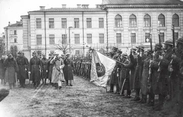 Józef Piłsudski przed frontem polskich oddziałów po zajęciu Wilna, kwiecień 1919 r. / NAC