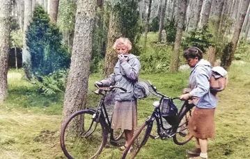 Wanda Błeńska (z lewej) i Janina Bartkiewicz na wycieczce rowerowej, 1961 r. / ARCHIWUM BEATY CHOMICZ