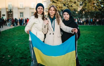 39-letnia Julia, jej 17-letnia córka Karina i 9-letni syn Danyło podczas okupacji ukrywali ukraińską flagę w pudełku po butach. 15 listopada 2022 r. / PAWEŁ PIENIĄŻEK