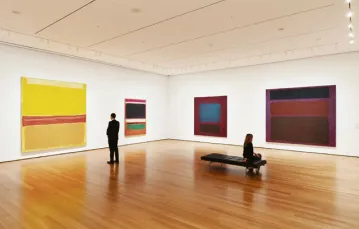 Wystawa „Wielki Obraz” w Muzeum Sztuki Nowoczesnej MoMA w Nowym Jorku. Na zdjęciu obrazy Marka Rothko. / fot. MoMA, N.Y. / 