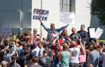 Prawicowy publicysta Milo Yiannopoulos na protestach wywołanych jego wykładem. Berkeley, USA, 2017 r. / JOSH EDELSON / AFP / EAST NEWS