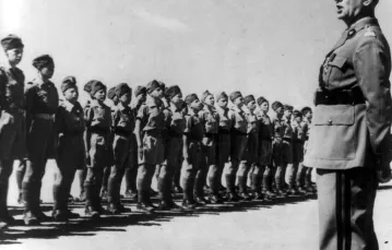 Generał Sikorski wśród najmłodszych żołnierzy II Korpusu w czasie swej osttaniej podróży na Bliski Wschód, czerwiec 1943 r./ Archiwum / 