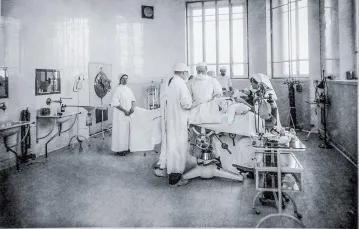 Sala operacyjna w dużym szpitalu uniwersyteckim w Imperium Rosyjskim, koniec XIX wieku, Moskwa. / ZE ZBIORÓW PROF. S. GLANCEWA
