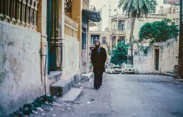 Obok:  Ziad Rahbani i Issam Hajali podczas nagrywania debiutu zespołu Ferkat Al Ard. Bejrut, 1978 r.  Po lewej:  Issam Hajali na ulicach Bejrutu. Ok. 1978-79 r. / MATERIAŁY PRASOWE HABIBI FUNK
