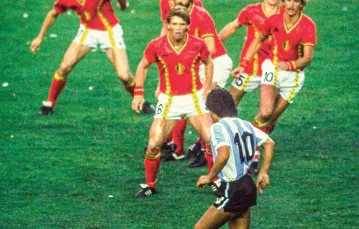 Maradona naprzeciw szóstki Belgów, Mistrzostwa Świata, Barcelona, 13 czerwca 1982 r. / STEVE POWELL /ALLSPORT / GETTY IMAGES