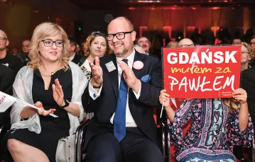 Paweł Adamowicz z żoną Magdaleną i córką Teresą (za plakatem) na konwencji wyborczej komitetu Wszystko dla Gdańska, 27 października 2018 r. / ADAM WARŻAWA / PAP
