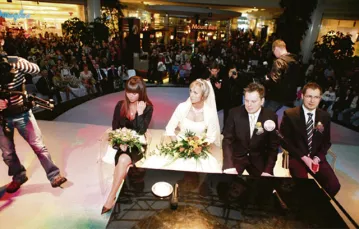 Przemek i Monika wzięli ślub w hipermarkecie Silesia City Center, Katowice, 14 lutego 2009 r. /fot. Bartłomiej Barczyk / Agencja Gazeta / 