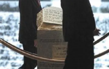 Sędzia Roy Moore (z lewej) przy obelisku z tablicami Dziesięciu Przykazań / 