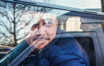 40-letni Wadim Bektemirow został aresztowany w lipcu 2020 r. Na zdjęciu w policyjnym aucie podczas transportu do sądu. / KRYMSKA SOLIDARNOŚĆ