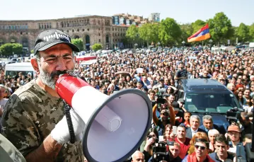 Nowy premier Armenii Nikol Paszinian, tutaj jeszcze jako lider protestów na wiecu w Erywaniu, 25 kwietnia 2018 r. / GLEB GARANICH / REUTERS / FORUM