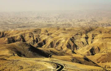 Widok z góry Nebo na Dolinę Jordanu, Izrael / STEVE BARDENS-FIFA / GETTY IMAGES