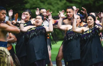 Powitalny taniec haka w wykonaniu członków nowozelandzkich sił zbrojnych. Auckland, listopad 2019 r. / VICTORIA JONES / PA / GETTY IMAGES