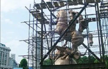 Święty Jerzy zabijający smoka: budowa pomnika najważniejszego gruzińskiego świętego na Placu Wolności w Tbilisi, lato 2006 /fit. W. Bartuzi / 