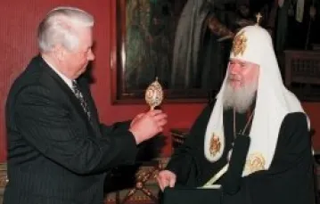 Patriarcha Aleksy II wręcza prezydentowi Borysowi Jelcynowi wielkanocną pisankę. 8 maja 1998, w przededniu obchodów Dnia Zwycięstwa. / 