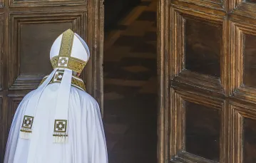 Papież Franciszek otwiera Święte Drzwi w bazylice Collemaggio. L’Aquila, Włochy, 28 sierpnia 2022 r. / FOT.  /  RICCARDO DE LUCA / AP / EAST NEWS