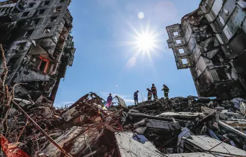  Poszukiwanie ofiar pod gruzami osiedla w mieście Borodzianka, w rejonie (powiecie) Bucza pod Kijowem. 7 kwietnia 2022 r.  / FOT. ENG SHOU YI / NURPHOTO / GETTY IMAGES / 