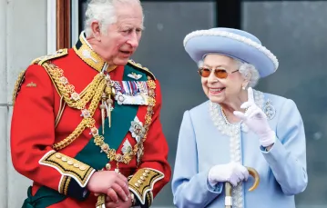 Książę Karol i królowa Elżbieta II na balkonie Pałacu Buckingham podczas obchodów platynowego jubileuszu Elżbiety II. Londyn, 2 czerwca 2022 r.  / fot. MAX MUMBY / INDIGO GETTY IMAGES / 