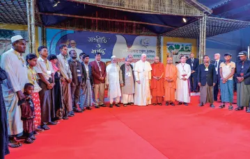 Franciszek uczestniczy w międzyreligijnym spotkaniu dla pokoju w Dhace w Bangladeszu, 1 grudnia 2017 r. / fot. Osservatore Romano / EIDON / FORUM