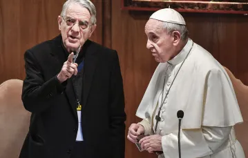 Papież Franciszek i o. Federico Lombardi, moderator szczytu, 21 lutego 2019 r. / Fot. Vincenzo PINTO / AFP / EAST NEWS  / 