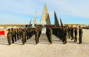 Kurdyjska uroczystość wojskowa na cmentarzu poległych żołnierzy. / Fot. Witold Repetowicz 