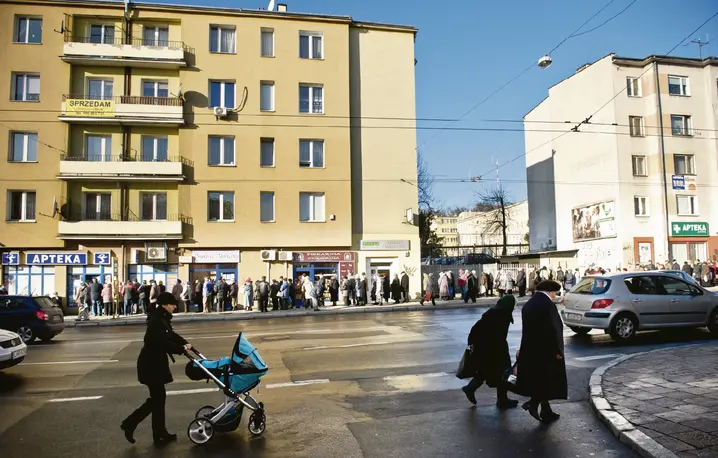 Kolejka pod apteką: ostatnia chwila, by kupić leki według starych zasad. Lublin, 28 grudnia 2011 r. / Wojciech Pacewicz/PAP
