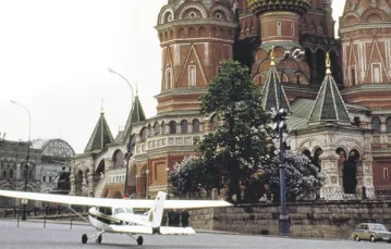 Cessna Mathiasa Rusta na placu Czerwonym w Moskwie, 28 maja 1987 r. / fot. AP / East News