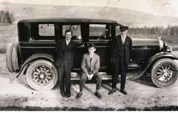 Wycieczka w góry, Konstanty Wolny z synem Zbigniewem i kierowcą. Beskid Śląski, ok. 1926 r. / fot. z archiwum rodzinnego Konstantego Wolnego