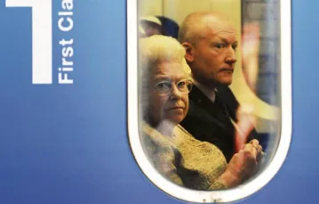 Elżbieta II w pociągu do Norfolk, stacja Kings Cross w Londynie, 2009 r. / fot. Photoshot / Reporter