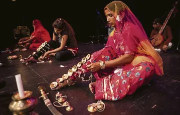 Artystki zespołu Terah Tali z Radżastanu przygotowują się do tradycyjnego religijnego tańca, podczas którego obwieszone są trzynastoma mosiężnymi "talerzykami" / fot. Sławek Przerwa / Brave Festival