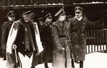 Styczeń 1940. Wizyta Heinricha Himmlera w Zakopanem. Drugi od lewej Wacław Krzeptowski / fot. ze zbiorów Muzeum Tatrzańskiego