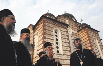 Zwierzchnik serbskiego prawosławia patriarcha Irinej (w środku). Kosowska Mitrowica, wrzesień 2011 r. / fot. AFP / East News