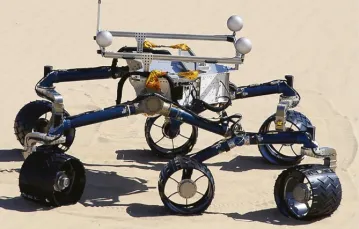 Testy modelu marsjańskiego łazika Curiosity na wydmach nieopodal Baker w Kalifornii. Maj 2012 r. / Fot. Gene Blevins / Polaris / East News