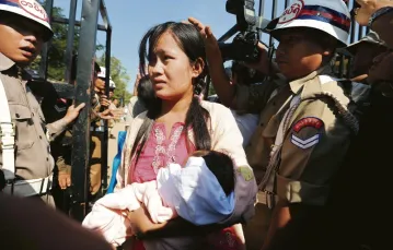 Birmańska opozycjonistka opuszcza na mocy amnestii owiane złą sławą więzienie Insein pod Rangunem, 3 stycznia 2012 r. / Soe Than WIN / AFP / EAST NEWS