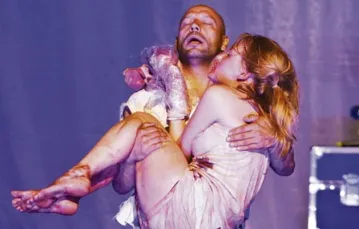 Wolfgang Michalek i Paulina Chapko w nowym spektaklu Jana Klaty / Fot. Natalia Kabanow / Teatr Polski