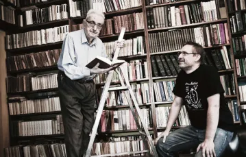 Henryk Markiewicz i Wojciech Bonowicz w domowej bibliotece Profesora. Kraków, wrzesień 2012 r. / fot. Grażyna Makara