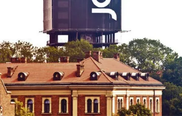 Wieżowiec przy krakowskim Rondzie Mogilskim przybrał niecodzienny wygląd. Październik 2012 r.  / Fot. Ewangelizacja Krakowa