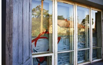 Otwock, pracownia Mirosława Bałki, w oknie praca Luca Tuymansa „Die Nacht”, październik 2012 r. / Fot. Piotr Kosiewski