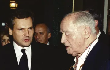 Jerzy Giedroyc obchodzi 90. rocznicę urodzin. W Maisons-Laffitte dochodzi do pierwszego spotkania Redaktora z prezydentem A. Kwaśniewskim. / 