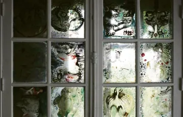 Okno w pokoju Zygmunta Hertza, malowane przez Jana Lebensteina. Motywy z „Farmy zwierzęcej” George’a Orwella, lata 70. / Fot. Barbara Czartoryska