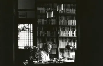 Jerzy Giedroyc w gabinecie, Maisons-Laffitte 1987 r. / Fot. Bohdan Paczowski / Archiwum Instytutu Literackiego