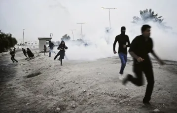 Zamieszki po szyickich ceremoniach religijnych w mieście Daith koło Manama, stolicy Bahrajnu; 26 listopada 2012 r. / fot. Mohammed Al-Shaikh / AFP / East News