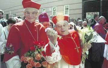  Kardynałowie Franciszek Macharski i Józef Glemp podczas procesji Bożego Ciała. Kraków, 13 maja 2001 r. / Fot. Grzegorz Kozakiewicz
