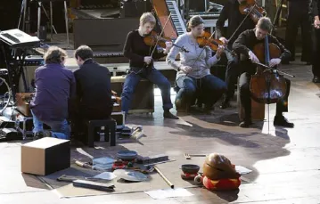 W czasie festiwalu Märzmusik w Berlinie w 2011 r. wykonano m.in. utwór Enno Poppe’a i Wolfganga Heinigera, przeznaczony na 15 muzyków oraz... 200 instrumentów. / Fot. Kai Bienert / SEATEDOVATION.BLOGSPOT.COM