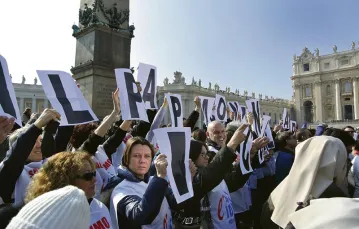 Na Placu św. Piotra, Watykan, 17 lutego 2013 r. / Fot. Adam Boniecki