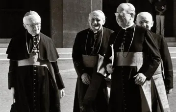 Od lewej: kardynałowie Joseph Höffner (z RFN), Karol Wojtyła, Franz König (z Austrii) i John Carberry (z USA) w Watykanie, na dwa dni przed rozpoczęciem tamtego konklawe; 12 października 1978 r. / Fot. Giulio Broglio / AP / EAST NEWS
